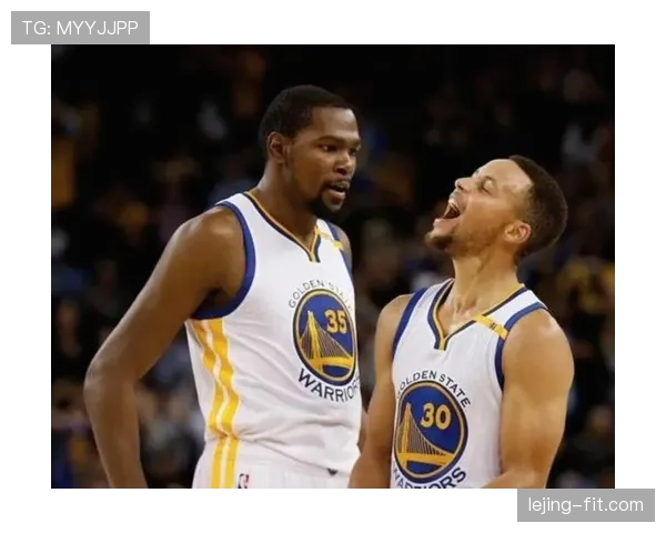 得分手杜兰特挡拆单打拉开空间，库里无球互补