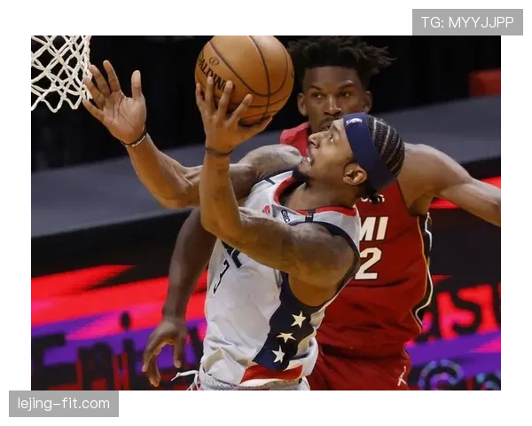 布拉德利·比尔利用突破拉开空间提升关键时刻得分效率